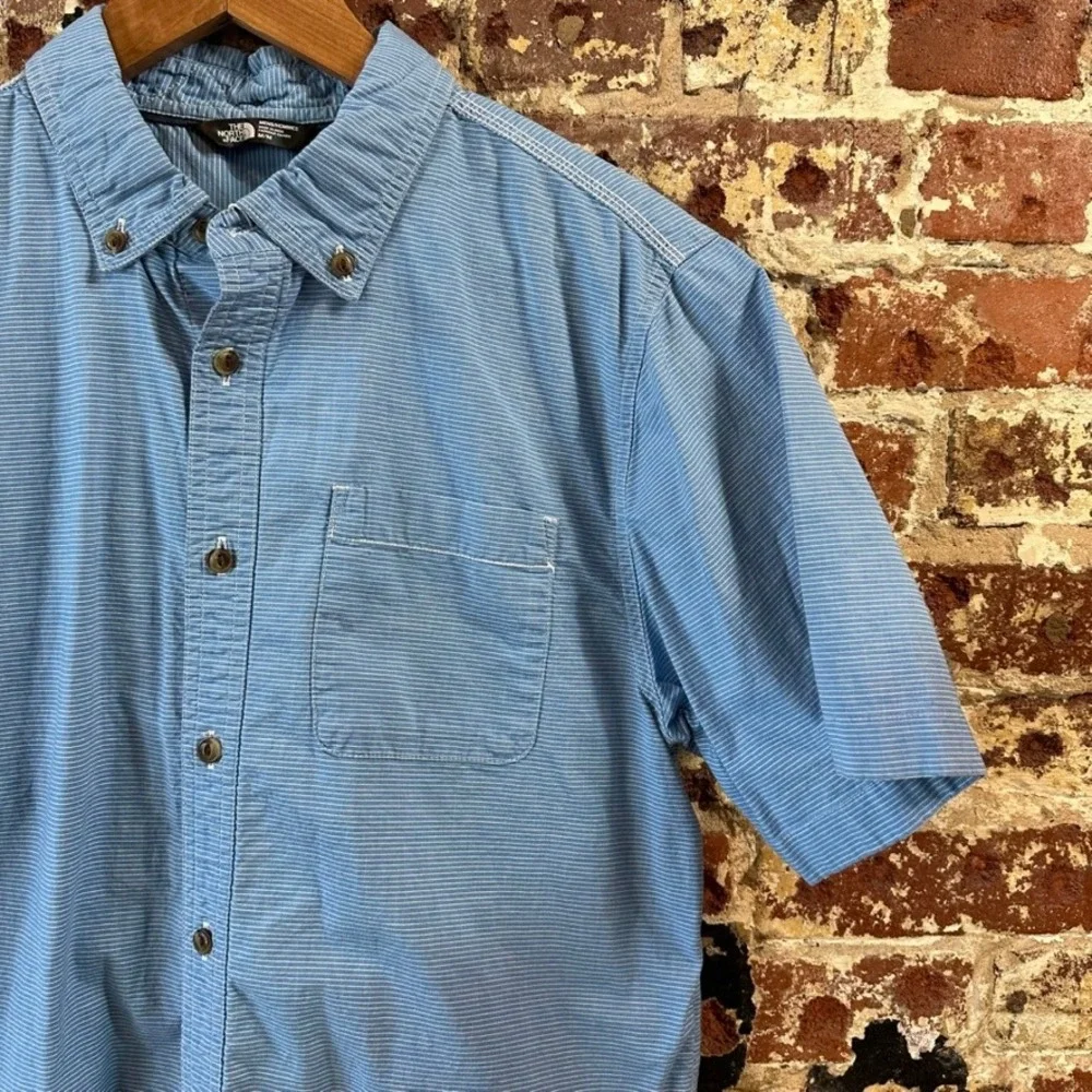 The North Face Mens Medium Short Sleeve Button Up Blue Striped Shirt